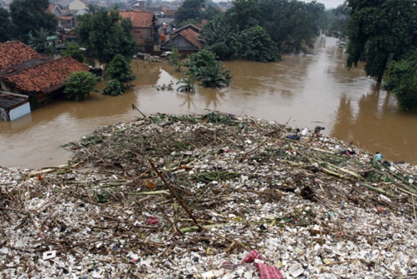 Sejumlah rumah terendam banjir di Kawasan Cililitan Kecil, Kramat Jati, Jakarta Timur. Kali Induk di Kramat Jati akan segera dinormalisasi karena jadi penyebab banjir.
