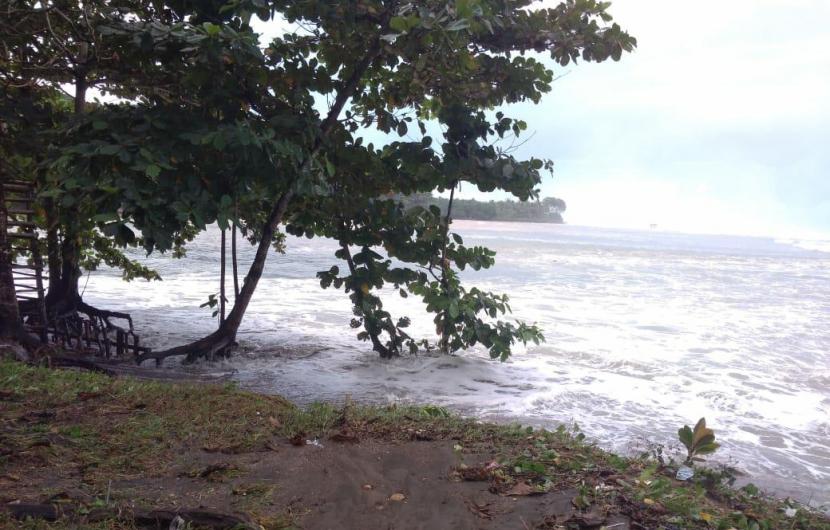 Sejumlah rumah warga di Kecamatan Cipatujah, Kabupaten Tasikmalaya, terdampak banjir rob yang terjadi akibat gelombang pasang di selatan Jawa, Rabu (27/5). 