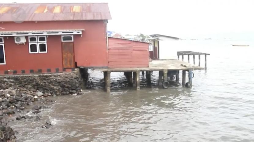 Sejumlah rumah warga di Kota Ternate alami kerusakan akibat rob.