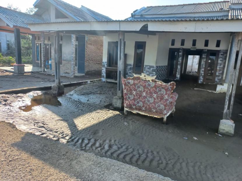 Sejumlah rumah warga di Muaragembong, Kabupaten Bekasi, Jawa Barat yang ditinggalkan pemiliknya karena seringnya terendam banjir rob.