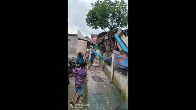 Sejumlah rumah warga hancur akibat gempa bumi yang melanda Kabupaten Cianjur, Jawa Barat, Senin (21/11/2022)