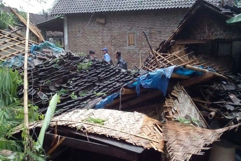 Ilustrasi rumah rusak akibat angin puting beliung.