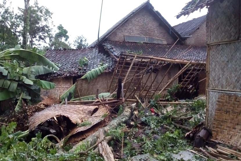 Sejumlah rumah warga rusak akibat angin puting beliung,di Desa Lampeji dan desa Karang Kedawung Kec Mumbulsari  Jember.