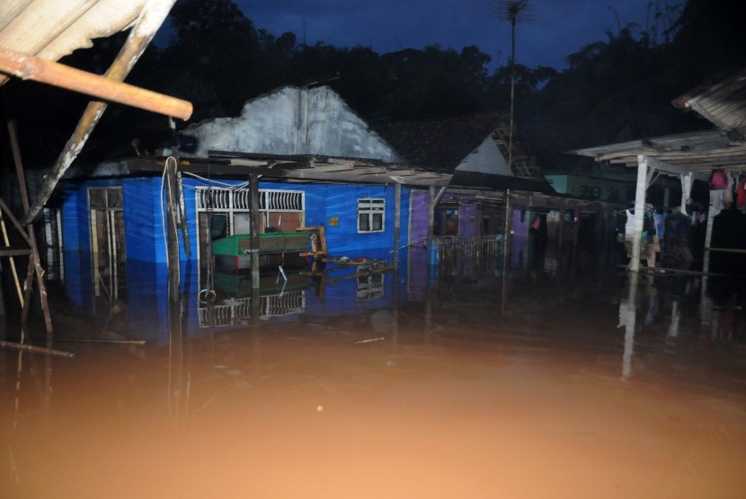 Sejumlah rumah warga terendam banjir akibat meluapnya Kali Cikumpa di Jalan Raya KSU, Depok, Jawa Barat, Jumat (11/3). 