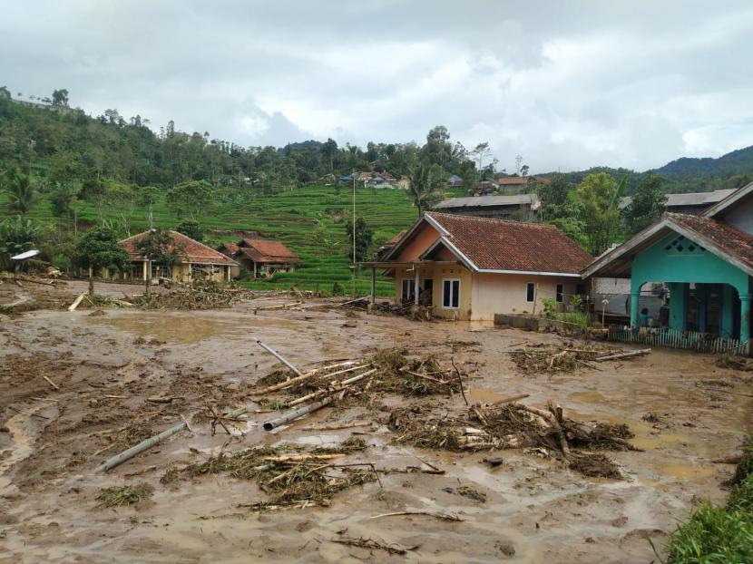 Sejumlah rumah warga yang terdampak banjir bandang di Kampung Cileles, Desa Cintamanik, Kecamatan Karangtengah, Kabupaten Garut, Ahad (28/11). 