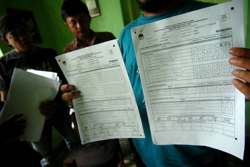 Sejumlah saksi dari calon legislator (caleg) menunjukkan hasil akhir formulir C1 Pemilu 2019 (ilustrasi).
