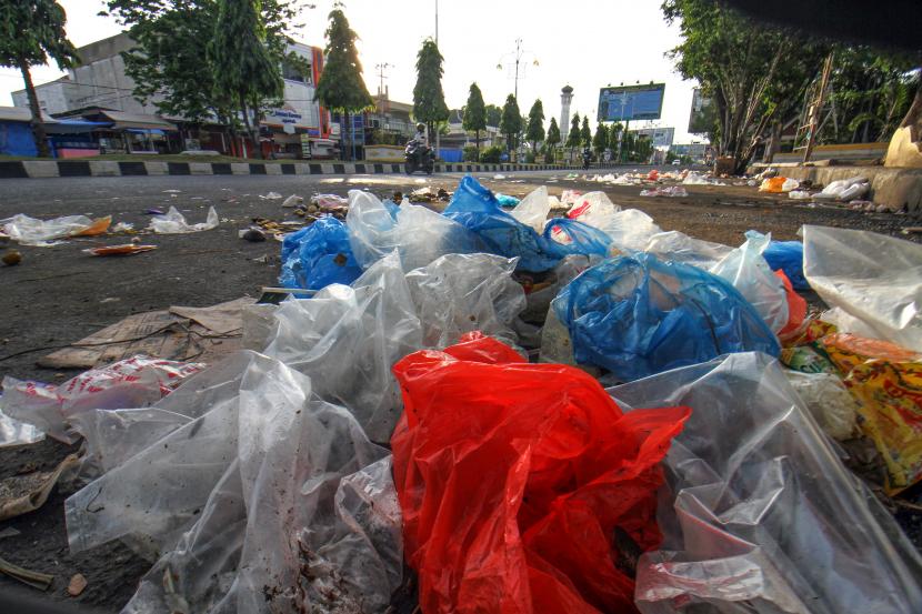 Sejumlah sampah ditumpuk di pinggir jalan (ilustrasi).  