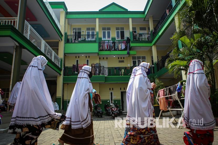5 Cara Agar Ibadah tak Lagi Dianggap Beban. Sejumlah santri beraktivitas usai shalat Zhuhur di Pondok Pesantren An Nuqthah, Kota Tangerang, Banten.