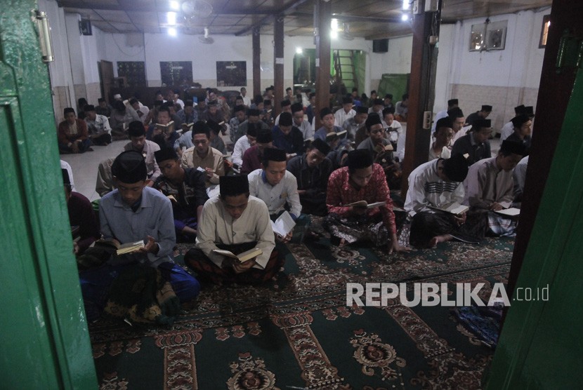 Sejumlah santri berdoa di rumah duka KH Maimoen Zubair di Pondok Pesantren Al-Anwar di Sarang, Rembang, Jawa Tengah, Selasa (6/8/2019). 