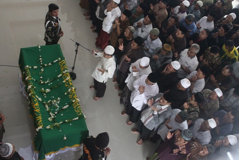 Sejumlah santri dan pelayat melakukan salat jenazah KH Hasyim Muzadi di Pondok pesantren Al Hikam, Cenggerayam, Malang, Jawa Timur, Kamis (16/3). 