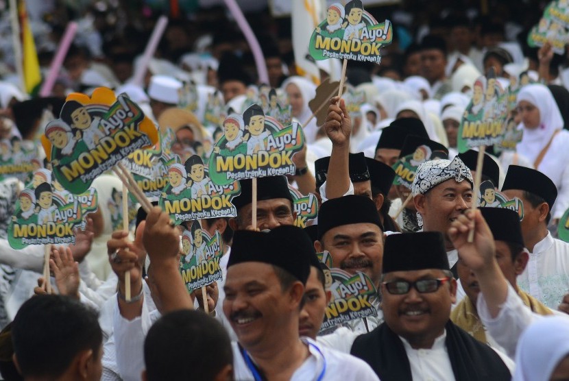 Sejumlah santri memperingati Hari Santri Nasional