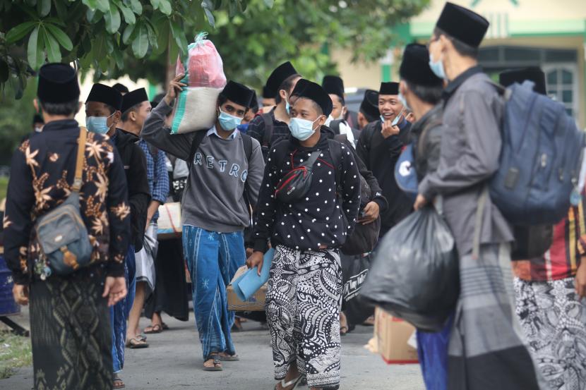 Sejumlah santri dari berbagai daerah memasuki kawasan Pondok Pesantren (ponpes) Lirboyo, Kota Kediri, Jawa Timur Ahad (23/5/2021). Sebanyak 25 ribu santri akan kembali ke pondok pesantren secara bertahap usai libur Ramadhan dan Idul Fitri.