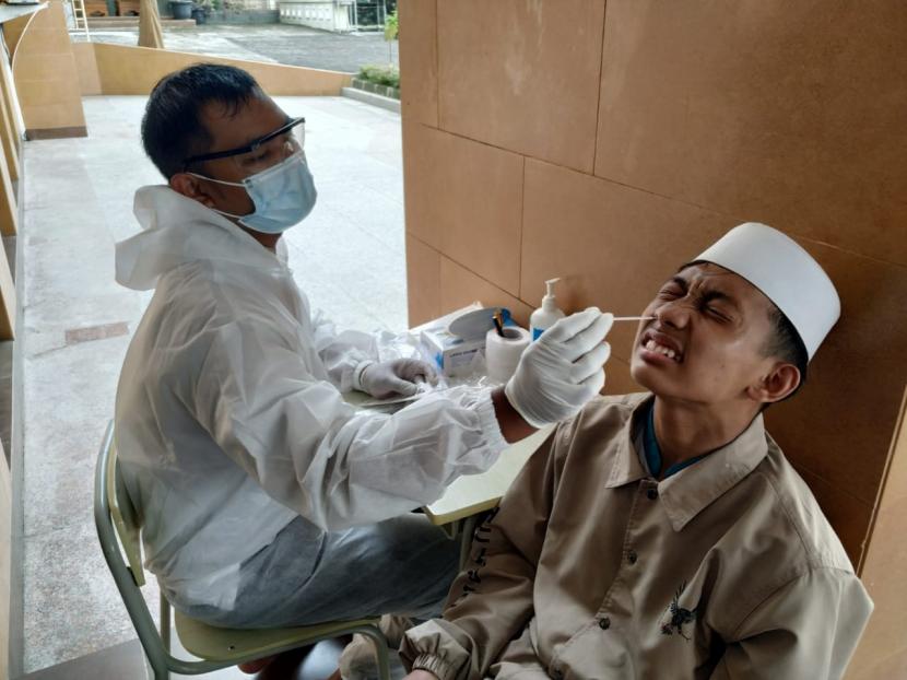 Sejumlah santri dari luar kota mulai datang kembali ke Pondok Pesantren Idrisiyyah, Kecamatan Cisayong, Kabupaten Tasikmalaya, Rabu (2/6). Pasa santri yang baru datang diwajibkan menjalani tes swab antigen yang difasilitasi pesantren. 