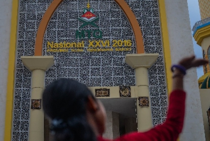 Sejumlah santri dari Provinsi Nusa Tenggara Barat (NTB) melakukan gladi resik di halaman Islamic Center, Nusa Tenggara Barat, Rabu (27/7). Gladi resik tersebut dilakukan untuk memeriahkan MTQ Nasional XXVI yang akan diadakan pada Tanggal 30 Juli mendatang.