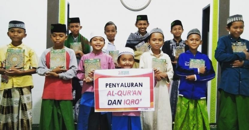 Sejumlah santri di Kalimantan Barat berfoto bersama usai menerima Alquran dan Iqra dari BMH.
