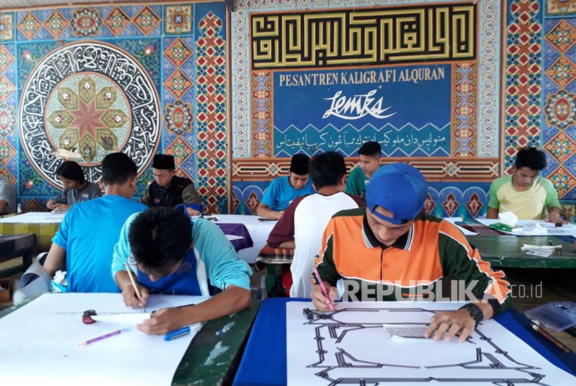 Sejumlah santri di Pesantren Kaligrafi Alquran Lemka Sukabumi tengah mengikuti ujian akhir kaligrafi Senin (21/5).