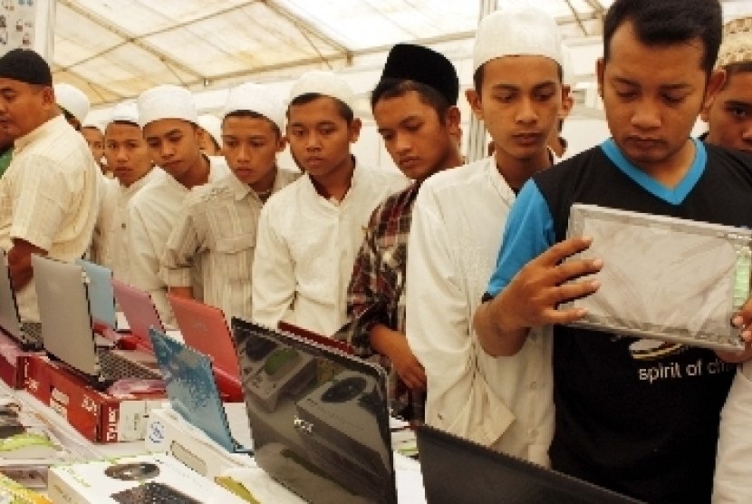 Sejumlah santri di Pondok Pesantren Sidogiri, Pasuruan, Jawa Timur. Pesantren Sidogiri mempunyai jasa besar terhadap berdirinya NKRI 