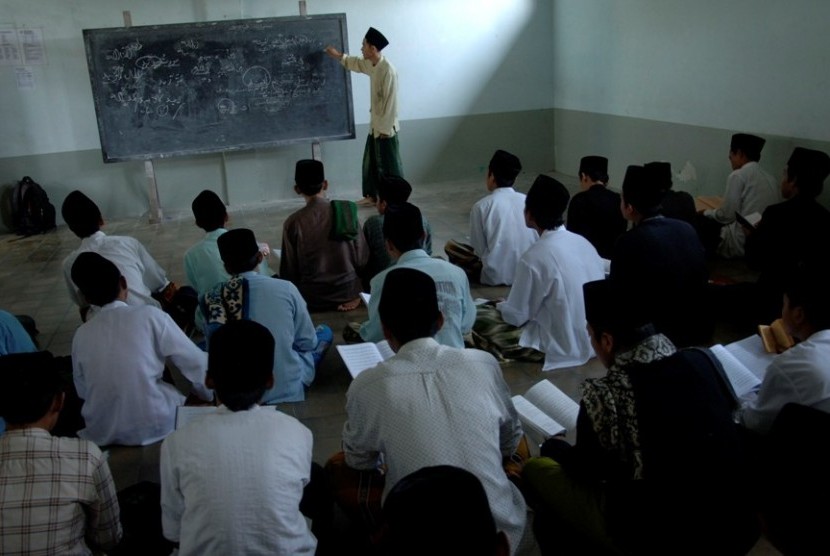 AYPI menegaskan adaptasi lembaga pendidikan Islam era pandemi keniscayaan. Sejumlah santri di sebuah pondok pesantren (ilustrasi)