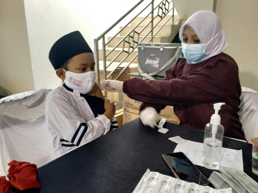 Sejumlah santri di Ponpes Miftahul Huda, Kecamatan Manonjaya, Kabupaten Tasikmalaya, menjalani vaksinasi Covid-19, Senin (26/7). Vaksinasi di lingkungan pesantren itu digelar oleh Polda Jabar.