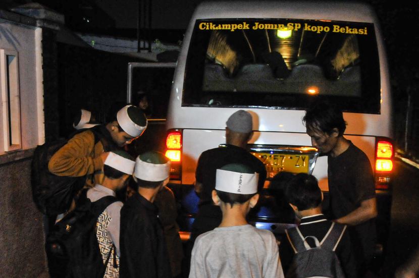 Sejumlah santri Khilafatul Muslimin bersiap menaiki bus untuk pulang di Pekayon, Bekasi, Jawa Barat, Kamis (16/6/2022). BNPT menyatakan eks siswa sekolah Khilafatul Muslimin akan peroleh konseling 