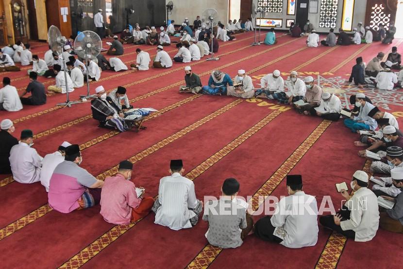 Sejumlah santri Madrasah Aliyah (MA) membaca Al-Quran saat beriktikaf di masjid. 
