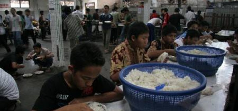 Sejumlah santri makan siang di dapur umum asrama putra pondok pesantren Wali Barokah, Dewan Pimpinan Pusat (DPP) Lembaga Dakwah Islam Indonesia (LDII), Kediri, Jawa Timur, Kamis (5/5).