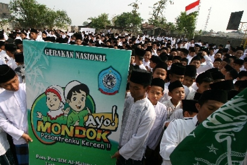 Sejumlah santri melakukan sosialisasi Gerakan Nasional Ayo Mondok dengan melakukan pawai di jalan protokol Kota Kediri, Jawa Timur, Kamis (22/10).