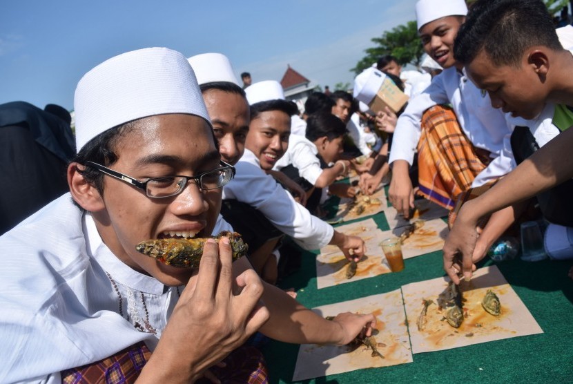 Sejumlah santri memakan ikan makarel secara serentak. Pemprov Jawa Tengah menggelar edukasi pangan yang aman di pondok pesantren.