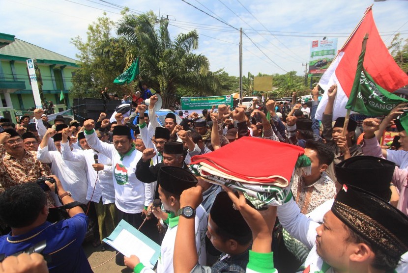 Sejumlah santri membaca Ikrar Santri saat menyambut rombongan Kirab Resolusi Jihad di Indramayu, Jawa Barat, Rabu (21/10).