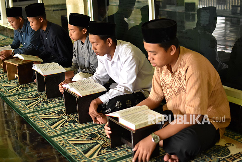 Sejumlah santri membaca kitab Riayatul Himmah