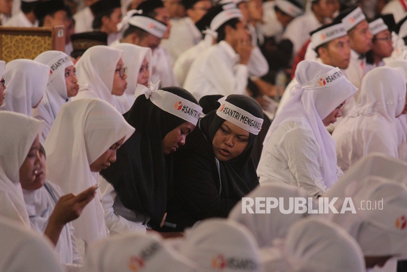 Sejumlah santri mendengarkan materi saat sosialisasi pengawasan partisipatif sadar pengawasan pemilu warga santri di Masjid Al Akbar, Surabaya, Jawa Timur, Rabu (27/12). 