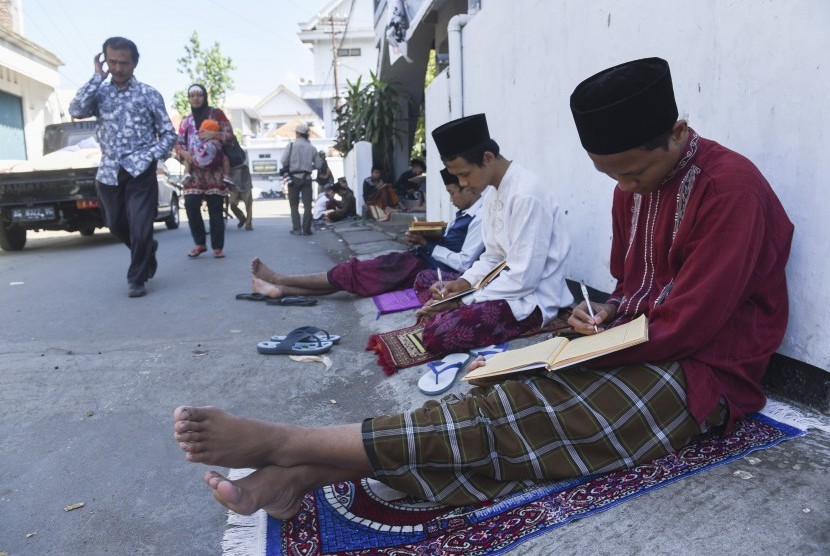 Sejumlah santri mengaji Kitab Kuning di komplek Pondok Pesantren (Ponpes) Lirboyo, Kediri, Jawa Timur, Selasa (30/5).