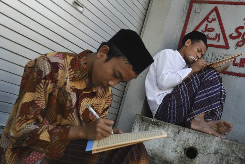 Sejumlah santri mengaji Kitab Kuning di komplek Pondok Pesantren (Ponpes) Lirboyo, Kediri, Jawa Timur, Selasa (30/5). 