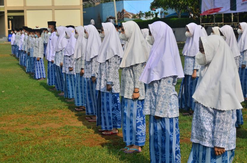 Sejumlah santri mengikuti apel dan doa memperingati Hari Santri nNsional di Jepara, Jawa Tengah, Jumat (22/10/2021). Peringatan ke-6 tahun 2021 Hari Santri Nasional tersebut menggambil tema 