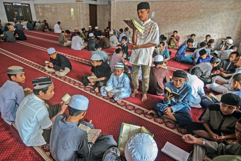 Sejumlah santri mengikuti kegiatan menghafal Alquran (Hafiz Quran) di Pondok Pesantren As Sunnah, Paseh, Kota Tasikmalaya, Jawa Barat, Senin (13/5/2019). 