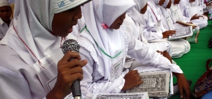 Sejumlah santri mengikuti Khotmil Quran di Alun-alun Kota Bangil