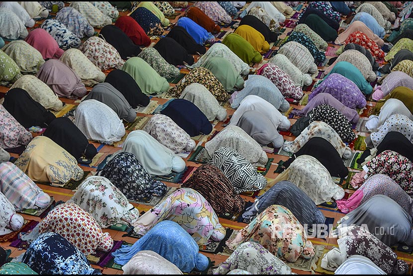 Sejumlah santri mengikuti shalat Zhuhur berjamaah bsebelum melaksanakan shalat ghoib dan doa bersama di Gedung Serbaguna terpadu Pondok Pesantren Darussalam, Kabupaten Ciamis, Jawa Barat, Senin (26/4/2021). Shalat ghoib dan doa bersama sebagai bentuk kepedulian serta keprihatinan atas tenggelamnya kapal selam KRI Nanggala-402 beserta 53 awak kapal di perairan utara Pulau Bali dan mendoakan petugas tim SAR dalam melakukan upaya evakuasi bangkai badan kapal. 