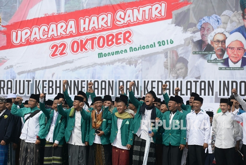 Sejumlah santri mengikuti upacara petingatan hari santri di pelataran Monas, Jakarta, Sabtu (22/10). Peringatan hari santri diselengarakan untuk mengenang perjuangan kaum santri dalam kemerdekaan dan pembangunan Indonesia. 