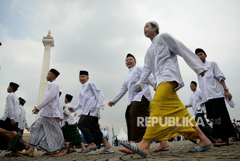 Sejumlah santri mengikuti upacara petingatan hari santri di pelataran Monas, Jakarta, Sabtu (22/10). Peringatan hari santri diselengarakan untuk mengenang perjuangan kaum santri dalam kemerdekaan dan pembangunan Indonesia. 
