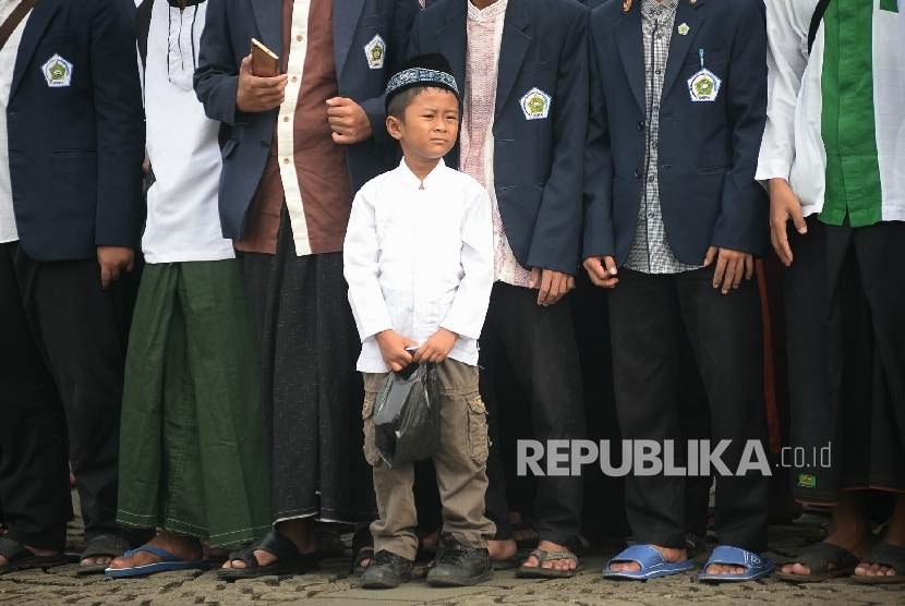 Sejumlah santri mengikuti upacara petingatan hari santri di pelataran Monas, Jakarta, Sabtu (22/10).