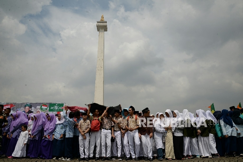 Sejumlah santri mengikuti upacara petingatan hari santri di pelataran Monas, Jakarta, Sabtu (22/10).