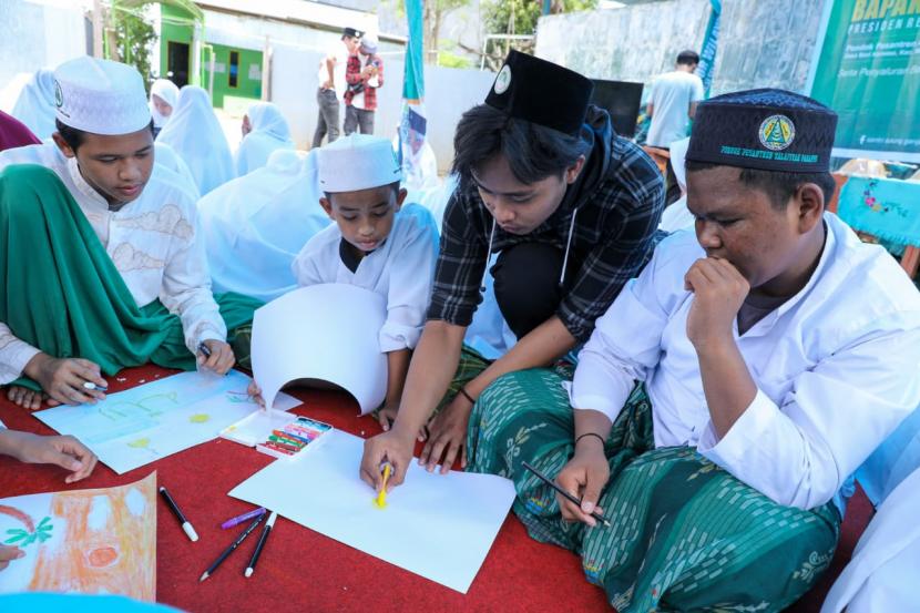 Sejumlah santri menjalani pelatihan penulisan kaligrafi yang digelar di Pondok Pesantren Al-Mubarak di Desa Majannang, Kecamatan Maros Baru, Kabupaten Maros, Sulsel pada Ahad (14/5/2023). 