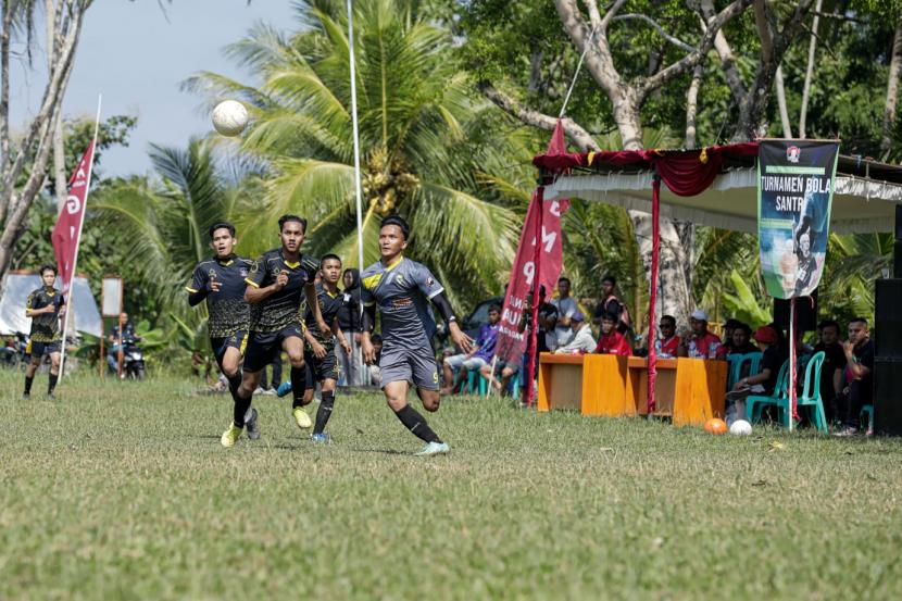 Sejumlah santri menyuguhkan permainan dan skill memukau dalam turnamen sepak bola U-20 di Lapangan Desa Sukajaya, Kec. Cimerak, Kab. Pangandaran, Jawa Barat.