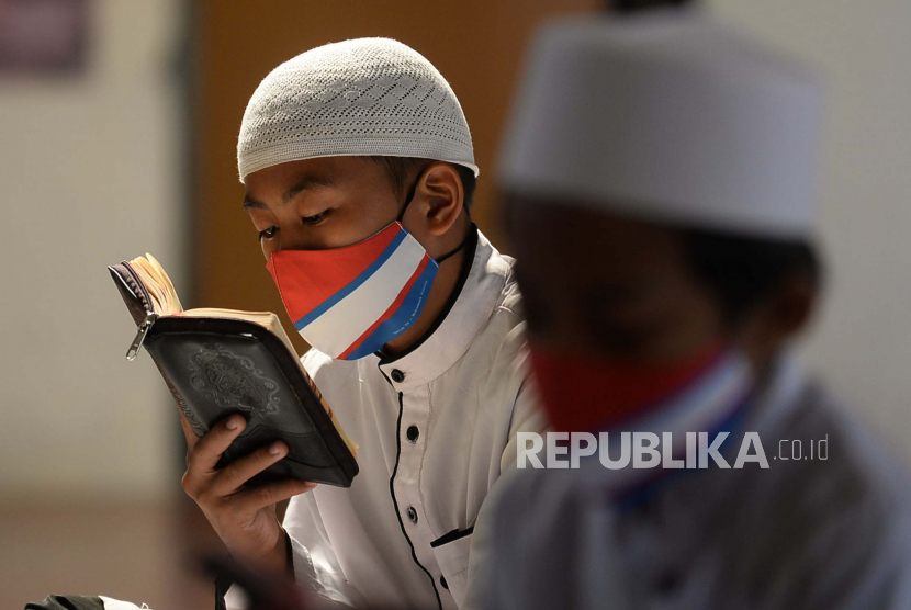 Kemenag sedang menyusun aturan new normal di pesantren Indonesia. Aturan new normal di pesantren diharap bisa mencegah lembaga pendidikan tersebut sebagai tempat penularan Covid-19.
