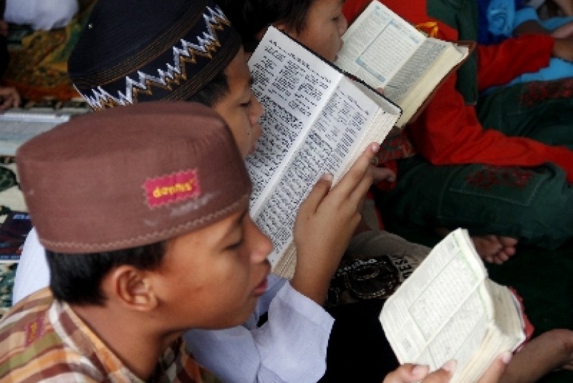 Sejumlah santri Sekolah Tahfidz Almanar, Lopang, Serang, Banten, belajar menghafal Alquran