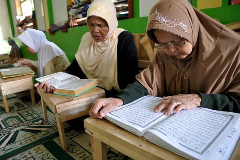 Sejumlah santri sepuh (tua) membaca Al Qur'an di serambi masjid Agung Payaman komplek pondok Sepuh, Payaman, Magelang, Jawa Tengah