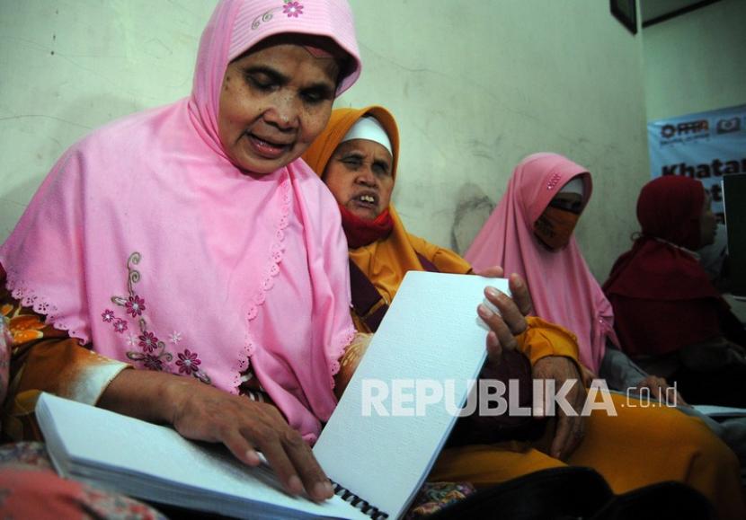 Keutamaan dan Kecaman Terhadap Orang yang Lalai Membaca Alquran. Sejumlah santri tahfidz tuna netra membaca Al Quran dengan huruf braille di Rumah Tahfidz Nurul Qolbi, Perumahan Unitex, Tajur, Kota Bogor, Jawa Barat, Selasa (27/4/2021). Sebanyak 50 santri tahfidz tuna netra dari wilayah Bogor dan Sukabumi yang merupakan binaan Program Pembibitan Penghafal Alquran (PPPA) Daarul Quran tersebut mengikuti khatamanAl Quran di bulan Ramadhan 1442 H. 