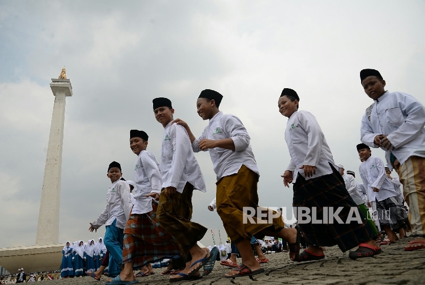 Sejumlah santri usai mengikuti upacara petingatan hari santri di pelataran Monas, Jakarta, Sabtu (22/10).