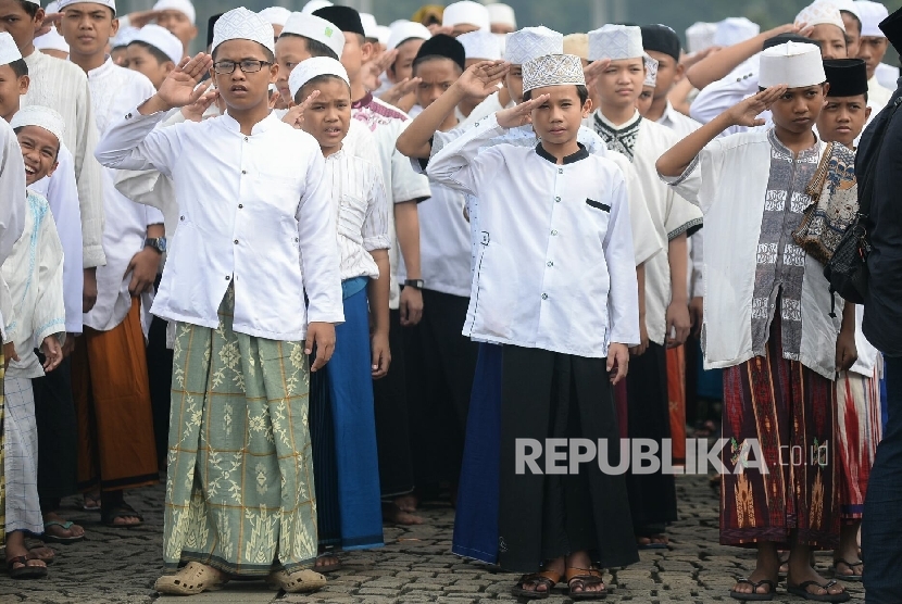 Sejumlah santri usai mengikuti upacara petingatan hari santri di pelataran Monas, Jakarta, Sabtu (22/10).