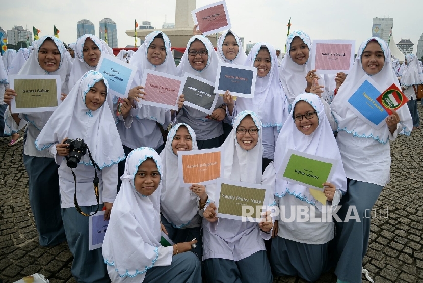 Sejumlah santriwati usai mengikuti upacara petingatan hari santri di pelataran Monas, Jakarta, beberapa waktu lalu. (Ilustrasi)